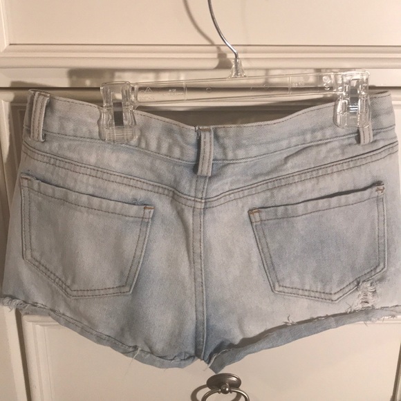 Light wash denim shorts - Picture 2 of 3
